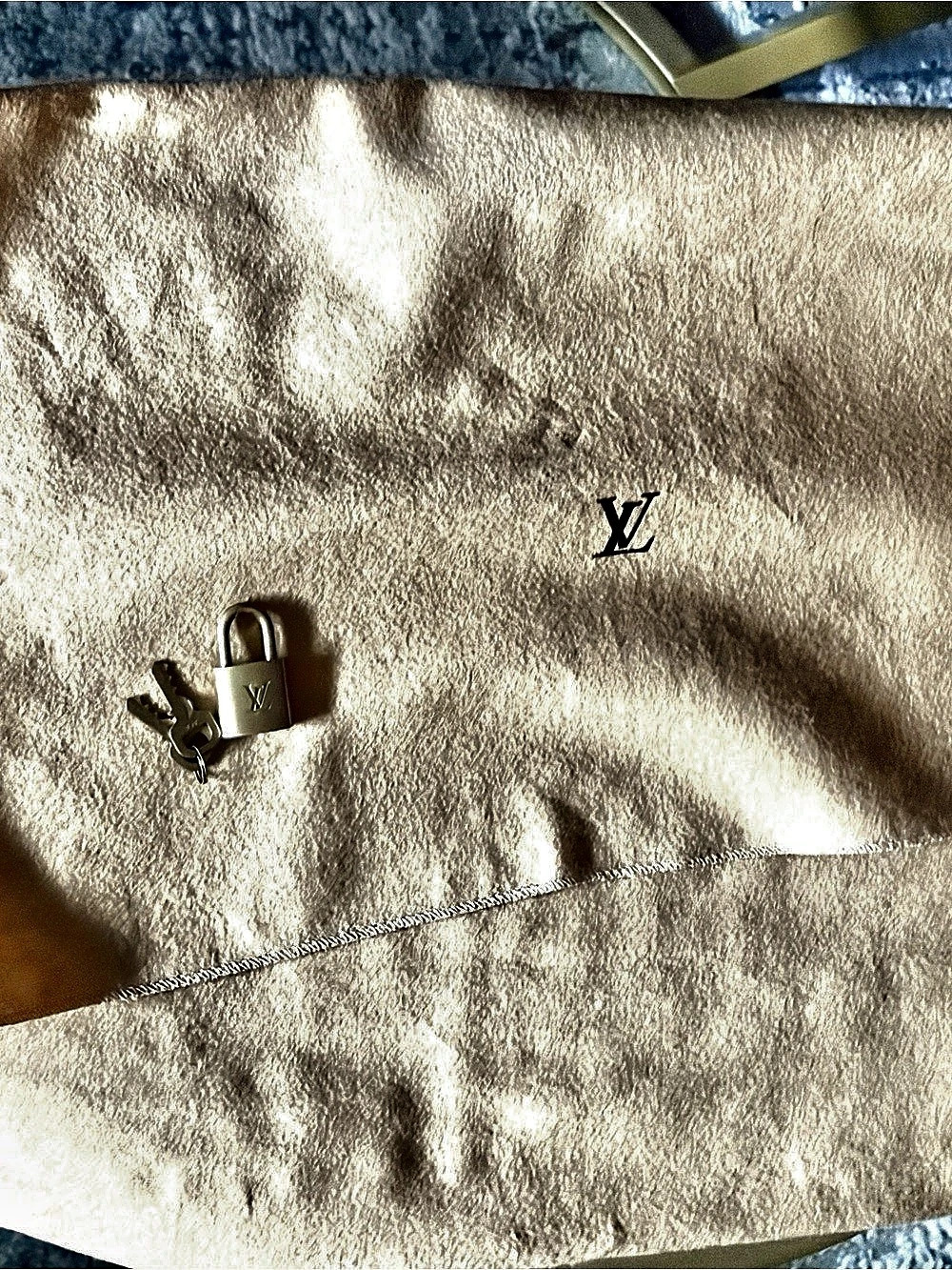 Louis Vuitton Monogram Pouch with Lock and key . - Picture 5 of 8